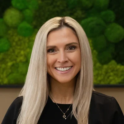A headshot photo of Sarah